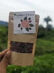 Mix of strawberries and dehydrated flowers for tea/ infusions- (50 gr / 0.11lbs)